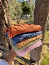Camisa de tusor verde con cuello clásico, corte recto y mangas largas.