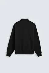 Sudadera azul marino de cuello alto con cierre frontal de cremallera, corte relaxed fit, manga larga y terminaciones en rib.