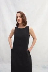 Vestido midi negro de lino, corte recto, sin mangas y con escote redondo.