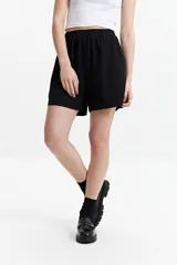 Short negro de lino y algodón con cintura elastizada.