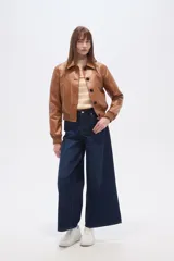 Chaqueta estilo bomber corta de eco-cuero color caramelo, con cuello camisa, cierre frontal de botones oscuros y puños y cintura de tejido acanalado.