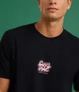 Remera de algodón, corte comfort, color negro, con cuello redondo y mangas cortas. Presenta un estampado grande en la espalda con la frase "Chill Time" en tipografía psicodélica rosa y contornos blancos.