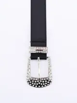 Cinto negro con hebilla metálica decorada con strass y diseño moderno.