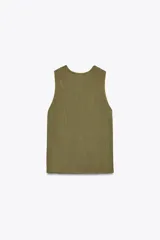 Top celeste de punto de algodón con cuello redondo y sisa.