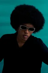 Lentes de sol negros, con protección UV y diseñado en forma rectangular, ideales para el verano.