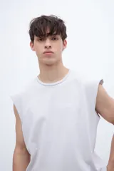 Musculosa gris con cuello redondo y estampado pequeño en el pecho. Corte clásico y sin mangas.