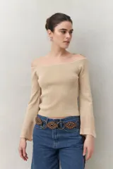 Top tejido color beige con escote off-shoulder y mangas largas acampanadas.