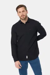 Camisa de lino blanca de manga larga, con bolsillo en el pecho con logo bordado y botones personalizados.