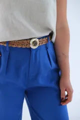 Pantalón sastrero azul francia de lino italiano, corte palazzo y cintura alta con presillas.