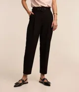 Pantalón de vestir negro, corte carrot, con cinturón estructurado con hebilla cuadrada.