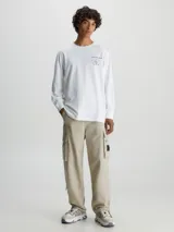 Remera blanca de manga larga con estampado en relieve de Calvin Klein en el pecho y la espalda, confeccionada en parte con algodón orgánico.