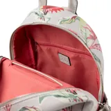 Mochila de símil cuero con estampado floral multicolor, acceso con cierre, herrajes plateados, un compartimento principal, un bolsillo externo con cierre, un bolsillo interno con cierre y dos bolsillos internos abiertos. Tiene correa regulable y asa fija.