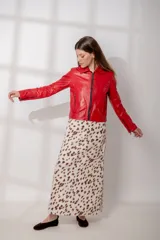 Chaqueta corta de cuero roja con cierre frontal y bolsillos laterales con cierre.