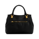 Bolso satchel negro de cuero sintético texturizado, con doble asa de mano y correa bandolera ajustable. Tiene cierre superior con cremallera, interior forrado y herrajes dorados. El frente presenta el logo triangular metálico de Guess y un dije colgante con el logo de la marca.