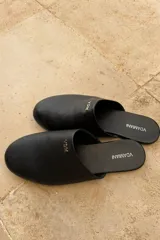 Slippers con estampado animal print, forro y plantilla de cuero negro.
