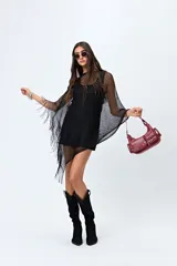 Poncho negro de tejido de red con flecos largos.