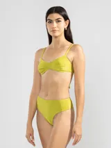 Conjunto de bikini color verde lima, con corpiño de triángulo con tirantes finos y bombacha de tiro alto.