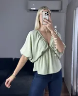 Blusa verde agua con escote en V, mangas cortas abullonadas y tiritas para atar.