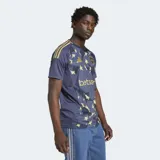 Camiseta de fútbol Adidas del Club Atlético Boca Juniors, modelo Tercera Equipación temporada 24/25. Diseño azul con estrellas doradas, cuello redondo y mangas cortas con detalles dorados en los hombros. Incluye escudo del club, logo de Adidas y sponsor Betsson en el frente.