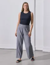 Pantalón ancho de lino, color azul con estampado de flores pequeñas, con pretina ancha en punto smock.