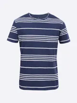 Remera de manga corta color azul marino con efecto jaspeado y rayas horizontales blancas. Presenta cuello redondo con ribete blanco y un pequeño bolsillo en el pecho.