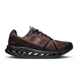 Championes de running On Cloudsurfer, color chocolate con detalles en negro y azul.