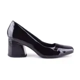 Zapato de vestir negro charol con taco bloque y punta cuadrada.