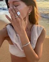 Anillo ancho de plata 925 con textura irregular.