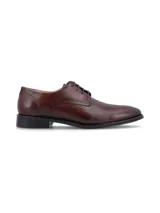 Zapato de vestir color marrón oscuro, con cordones y suela de goma.