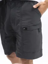 Bermuda negra de nylon con cinturón incorporado ajustable, dos bolsillos laterales superiores, dos bolsillos laterales con cierre y dos bolsillos traseros con botón.