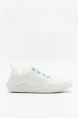 Zapatillas barefoot color celeste con interior amarillo y suela blanca.