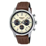 Reloj Edifice Casio con caja plateada, esfera color crema con tres subesferas y correa de cuero marrón con perforaciones.