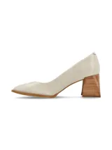 Zapato de cuero negro con taco de madera y punta cuadrada.