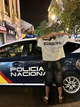 Remera negra de algodón con estampado blanco en la espalda con el logo de la marca y la frase "European Tour by Ittai Stars Company".