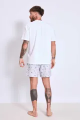 Short de baño celeste con estampado de motivos playeros en azul marino.