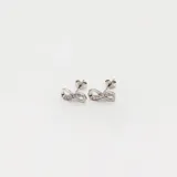Par de aros tipo botón con forma de infinito, realizados en plata 925 y adornados con circonias.
