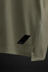 Camiseta deportiva color verde oliva de tejido ligero y elástico, con cuello redondo, manga corta y logo estampado en el bajo. Zara Athleticz.