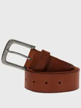 Cinturón de cuero color marrón con hebilla metálica plateada.