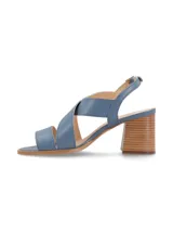 Sandalia de cuero color beige con tiras cruzadas y hebilla metálica. Taco cuadrado de madera.