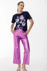 Pantalón recto de tiro medio, corte wide leg y acabado metalizado color fucsia.