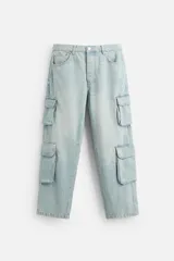 Pantalón cargo de denim color beige, corte relaxed fit, con bolsillos laterales tipo parche con solapa y cierre frontal con botones.