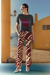 Pantalón largo de algodón pima con estampado de cebra en tonos rojo y beige.