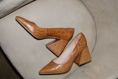 Zapato de tacón color naranja con textura croco, punta fina y tacón cuadrado forrado en cuero. Modelo Felicia New de cuero.