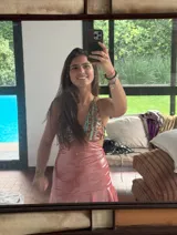 Vestido corto de lentejuelas color verde oliva, con escote en V, breteles finos cruzados en la espalda, cut-outs laterales y volado en el ruedo.