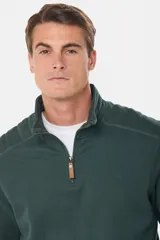 Buzo de felpa con medio cierre, de diseño simple y corte clásico.