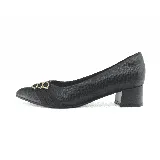 Zapato de vestir negro con textura, de punta fina y taco cuadrado. Presenta un aplique dorado en la parte delantera.