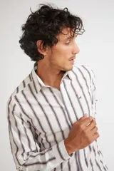 Camisa de hombre a cuadros color beige y azul marino, de corte slim fit, con mangas largas, cartera abotonada y logo bordado en el pecho. Confeccionada en algodón.