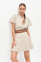 Minifalda color beige de lino con corte evasé.