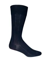 Calcetín de largo medio color azul marino con finas rayas verticales en contraste. Presenta puño suave (Comfort Cuff) y tratamiento antimicrobiano (SILPURE).