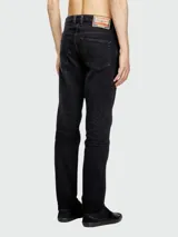 Jeans de corte slim color negro con cierre de botones.